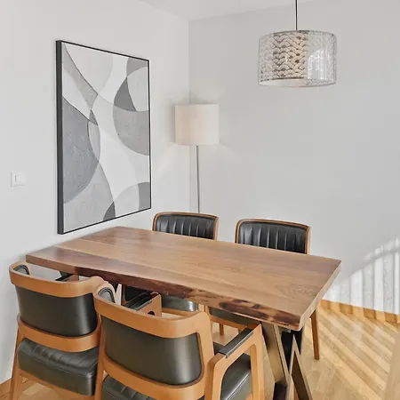 Bright And Quiet In The Center - Sky11 * ציריך